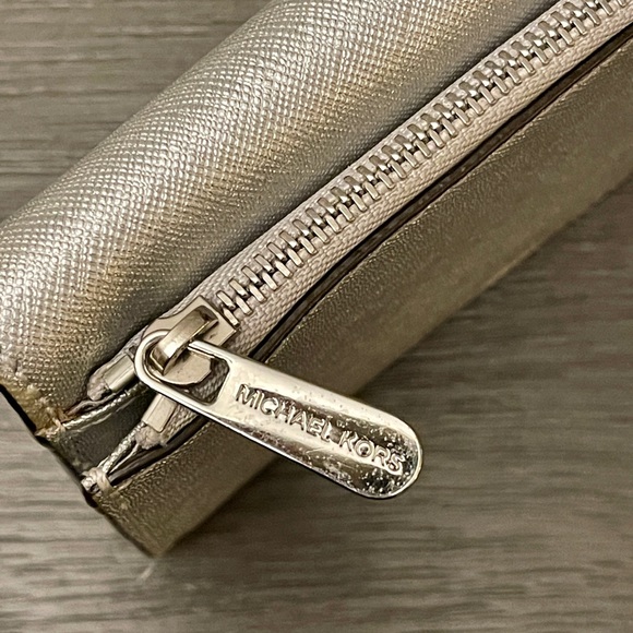 Michael Kors Wallet Silver - Picture 9 of 10